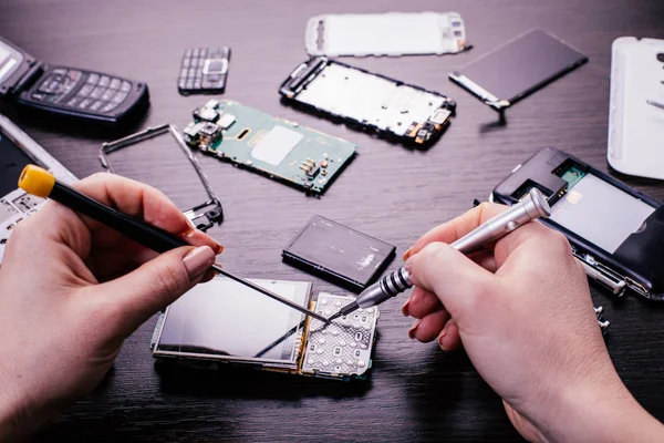 Reparación Teléfonos Móviles Manos Cerca Una Mesa Madera —  Fotos de Stock