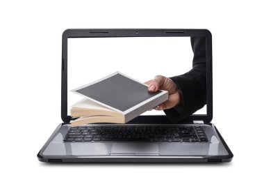 Dizüstü, izole beyaz arka plan dışarı geliyor kitap ile el