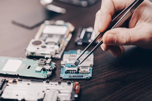 Mobiele Telefoon Reparatie Handen Close Een Houten Tafel — Stockfoto