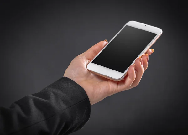 Mobiele Telefoon Vrouwelijke Hand Een Zwarte Achtergrond — Stockfoto