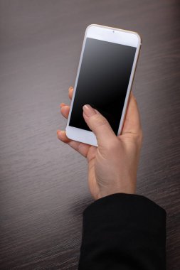 hareket eden telefon içinde el ahşap arka plan üzerinde