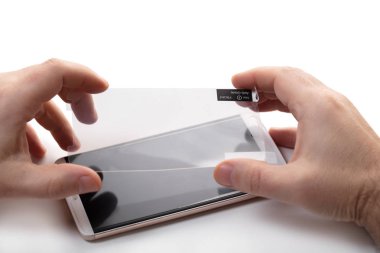 koruyucu cep telefonunda yapışma, closeup eller