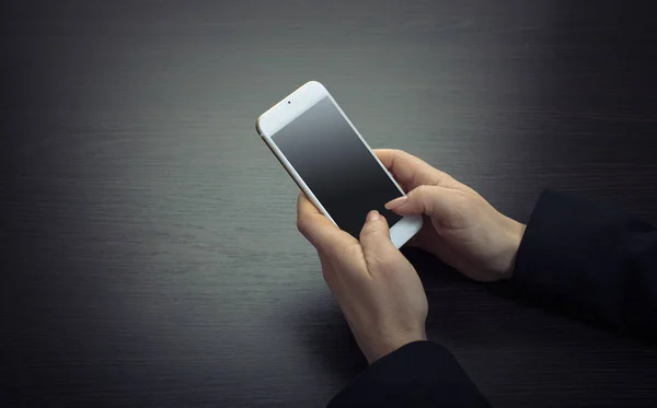 Telefono Cellulare Mani Femminili Uno Sfondo Legno — Foto Stock