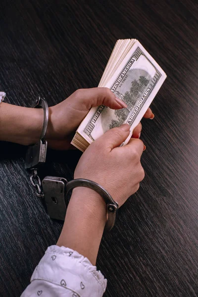 Hände Handschellen Die Papiergeld Auf Einem Hölzernen Hintergrund Halten — Stockfoto