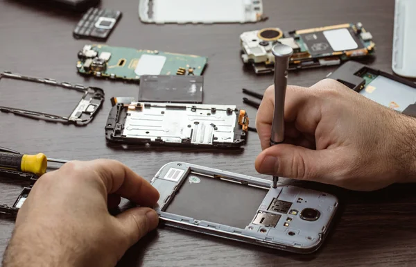 Mobiltelefon Reparation Händer Närbild Ett Träbord — Stockfoto