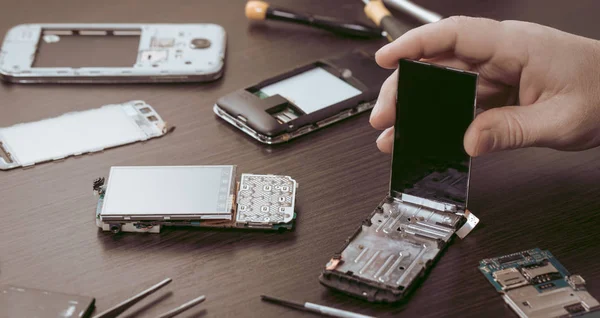 Mobiele Telefoon Reparatie Handen Close Een Houten Tafel — Stockfoto