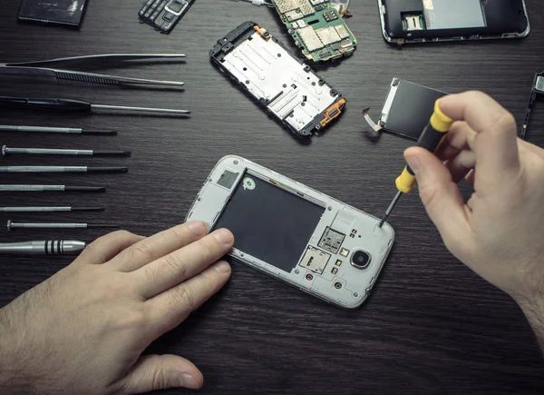 Reparación Teléfonos Móviles Manos Cerca Una Mesa Madera —  Fotos de Stock