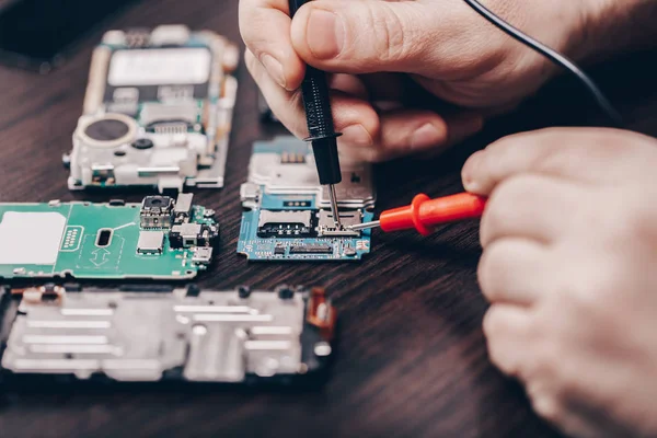 Mobiele Telefoon Reparatie Handen Close Een Houten Tafel — Stockfoto