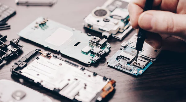 Mobiele Telefoon Reparatie Handen Close Een Houten Tafel — Stockfoto