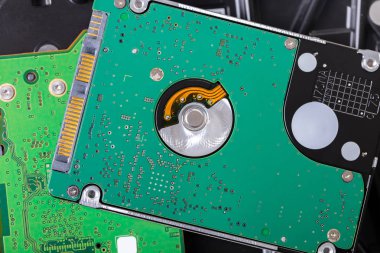 parçalanmış bilgisayar sabit diski yakın plan, elektronik arkaplan