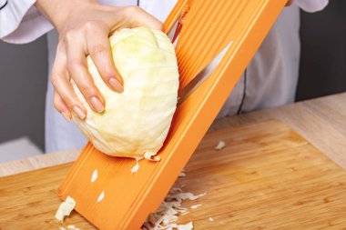 Öğütücüde dilimlenmiş lahana, yemek hazırlığı.