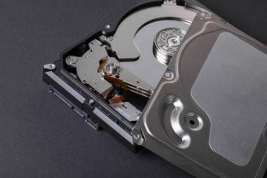 siyah arkaplanda parçalanmış bilgisayar sabit diski