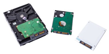 Beyaz izole edilmiş arkaplanda bilgisayar sabit diski