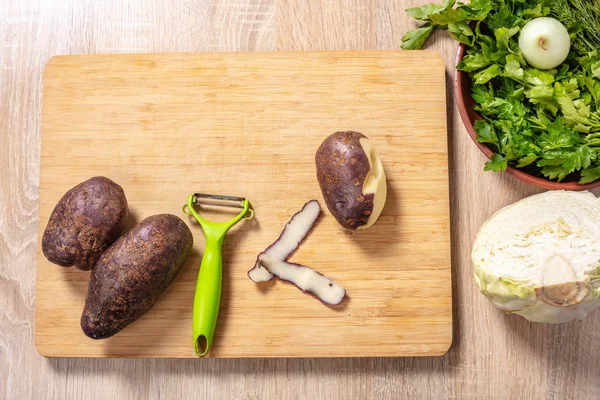 Descascando Batatas Uma Mesa Madeira Preparação Para Cozinhar — Fotografia de Stock