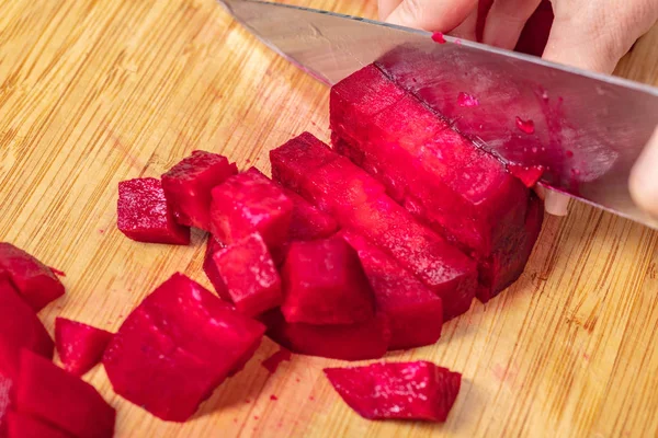 Cocina Corta Remolacha Roja Una Tabla Madera Preparación Para Cocinar —  Fotos de Stock