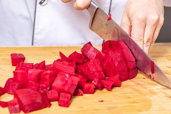 Aşçı Ahşap Bir Tahtanın Üzerinde Kırmızı Pancar Keser Yemek Pişirmeye — Stok fotoğraf
