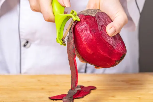 Cook Cleans Beet Preparing Vegetables Cooking — Stock Photo, Image