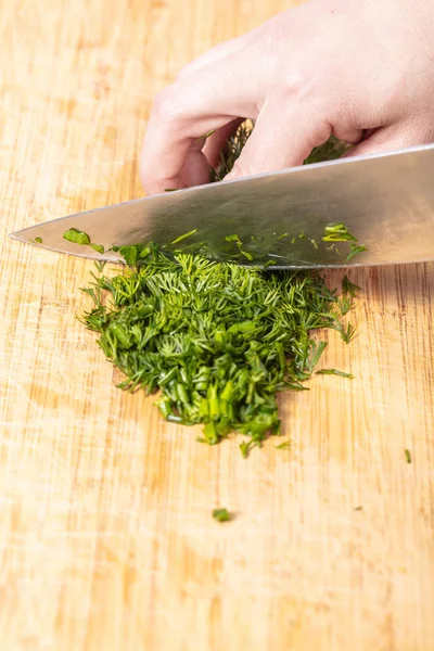 Μαγειρέψτε Ψιλοκομμένο Πράσινο Άνηθο Μια Ξύλινη Σανίδα — Φωτογραφία Αρχείου