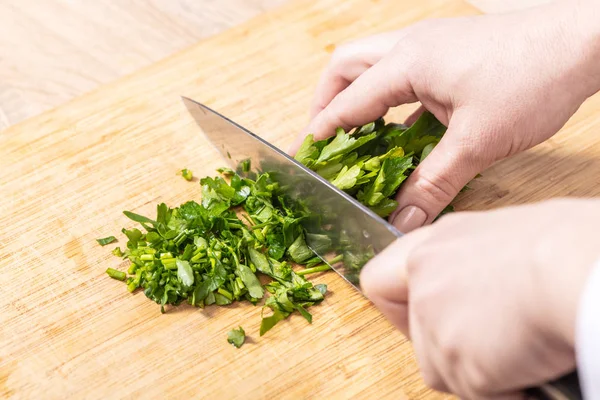 Cook Chopped Parsley Wooden Board Closeup — Stock Photo, Image