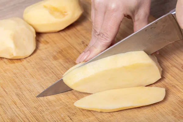 Cozinha Corta Batatas Uma Tábua Madeira Preparação Para Cozinhar — Fotografia de Stock