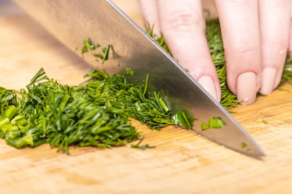 Cozinhe Endro Verde Picado Uma Tábua Madeira — Fotografia de Stock