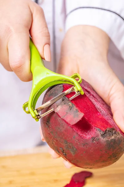 Cook Cleans Beet Preparing Vegetables Cooking — Stock Photo, Image