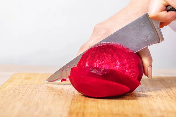Kock Skär Röda Betor Träskiva Förberedelse För Matlagning — Stockfoto