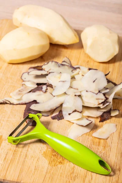 Pelare Patate Tavolo Legno Preparazione Cottura — Foto Stock