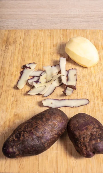 Descascando Batatas Uma Mesa Madeira Preparação Para Cozinhar — Fotografia de Stock