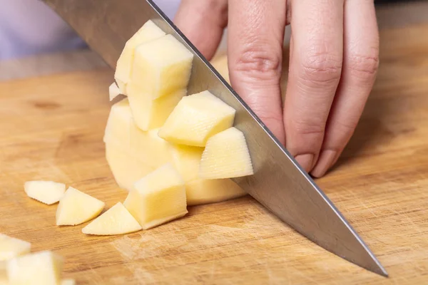 Kock Skär Potatis Träskiva Förberedelse För Matlagning — Stockfoto