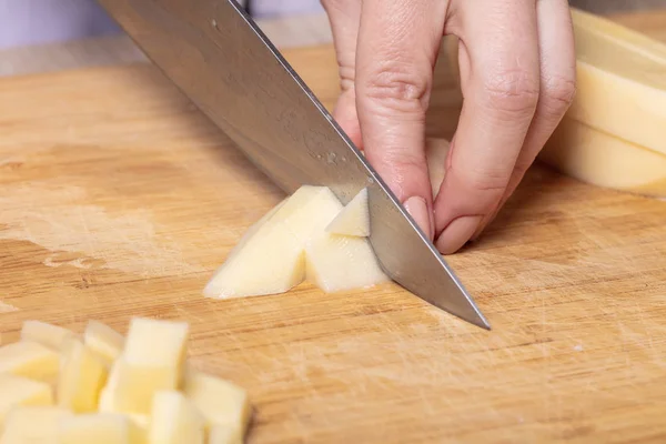 Kock Skär Potatis Träskiva Förberedelse För Matlagning — Stockfoto