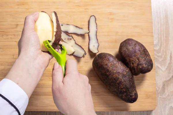 Mujer Cocinero Limpia Patatas Manos Cerca — Foto de Stock