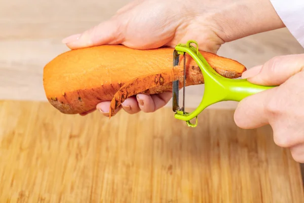 Повар Очищает Морковь Готовит Овощи Приготовления Пищи — стоковое фото