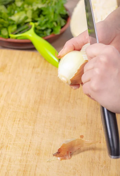 Kock Rengör Huden Lök Händer Närbild — Stockfoto