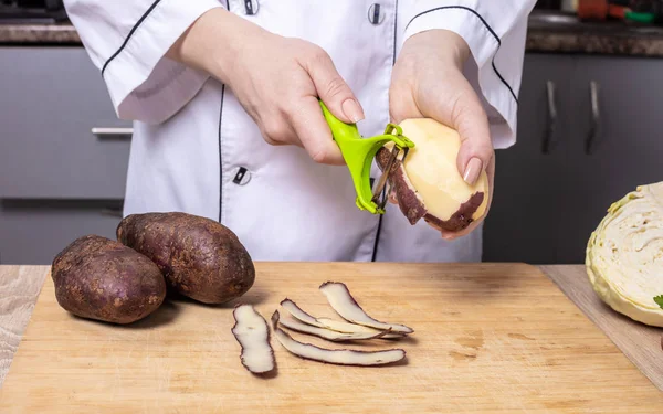 Kvinna Kock Rengör Potatis Händer Närbild — Stockfoto