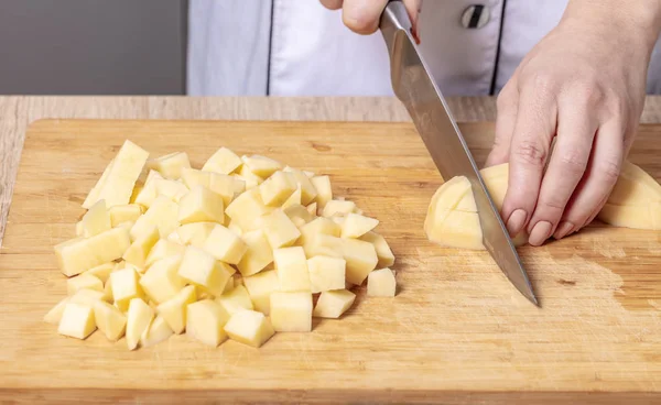 Kock Skär Potatis Träskiva Förberedelse För Matlagning — Stockfoto