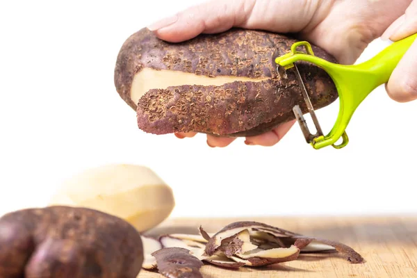 Mujer Cocinero Limpia Patatas Manos Cerca —  Fotos de Stock