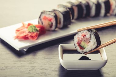 soya sosuna batırılmış suşi roll 