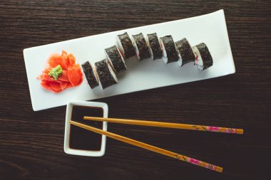 Sushi roll seti bir tabak içinde 