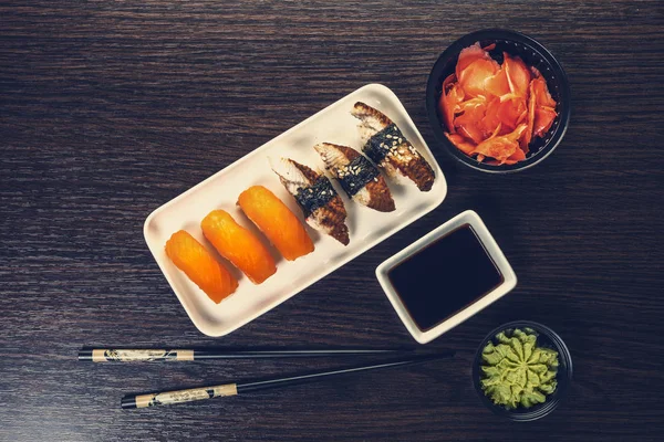 Суши в тарелке — стоковое фото