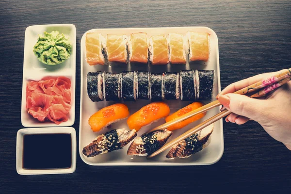 女性の手を取る寿司 — ストック写真