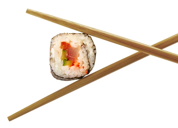 Bastoncini tenere rotolo di sushi — Foto Stock