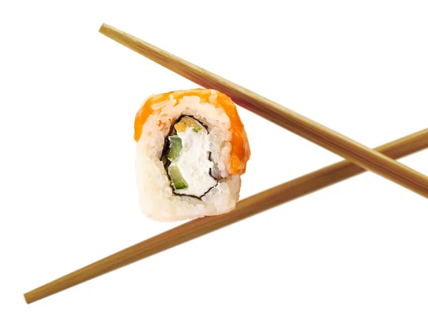 Bastoncini tenere rotolo di sushi — Foto Stock