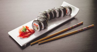 Sushi roll seti bir tabak içinde 