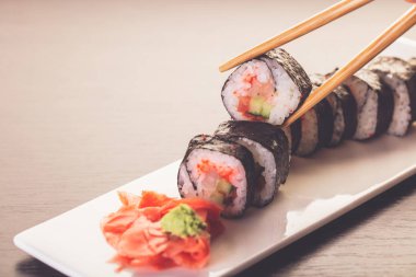 Sushi roll seti bir tabak içinde 