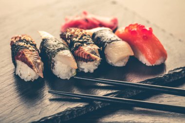 Sushi seti ve yemek çubukları 