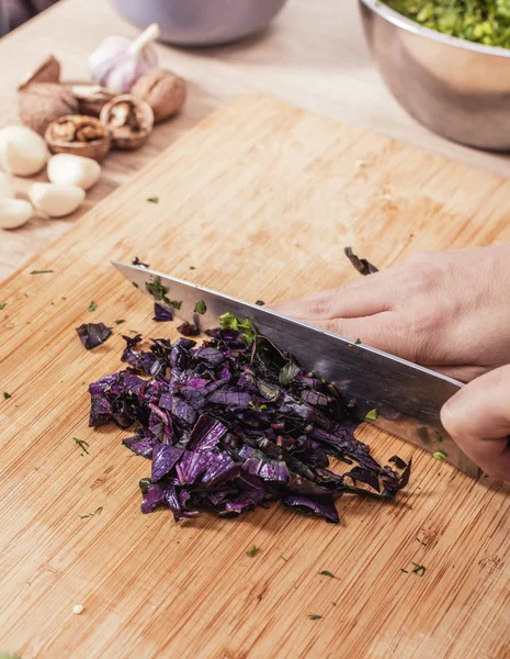 Cook nedskärningar basilikablad — Stockfoto