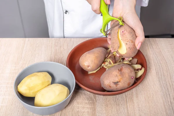 Kvinna Cook rengör potatis — Stockfoto