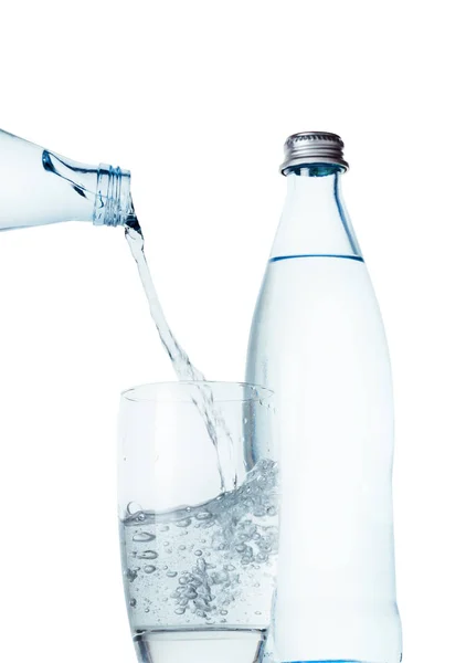 Vatten hälls i ett glas — Stockfoto