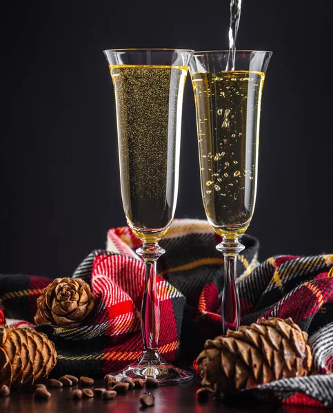 Champagne est versé dans un verre — Photo